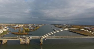Köprünün nehir üzerindeki havadan görünümü, Dordrecht, Hollanda