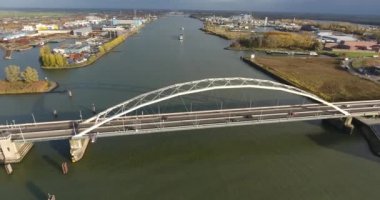 Köprünün nehir üzerindeki havadan görünümü, Dordrecht, Hollanda