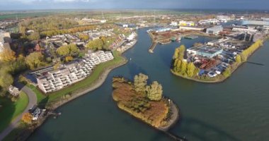 Dordrecht nehri havadan görünümü, küçük adada sonbahar sezonu ağaçları, Hollanda