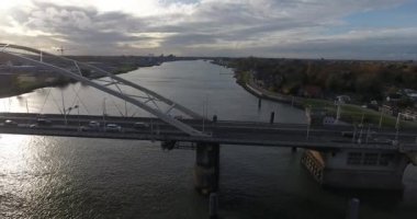 Köprünün nehir üzerindeki havadan görünümü, Dordrecht, Hollanda