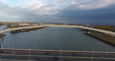 Köprünün nehir üzerindeki havadan görünümü, Dordrecht, Hollanda