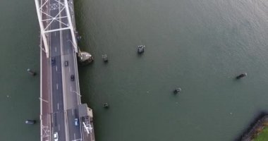 Köprünün nehir üzerindeki havadan görünümü, Dordrecht, Hollanda