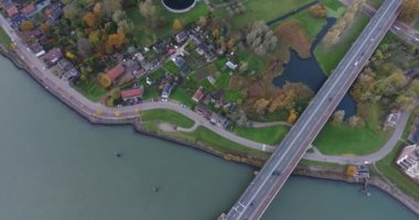 Dordrecht nehri havadan görünümü, küçük adada sonbahar sezonu ağaçları, Hollanda
