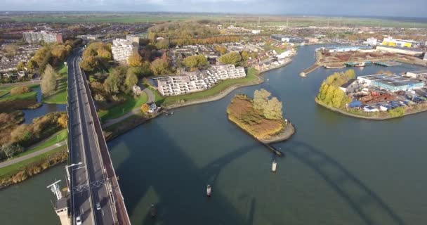 Εναέρια Θέα Της Γέφυρας Πάνω Από Ποτάμι Ντόρντρεχτ Ολλανδία — Αρχείο Βίντεο