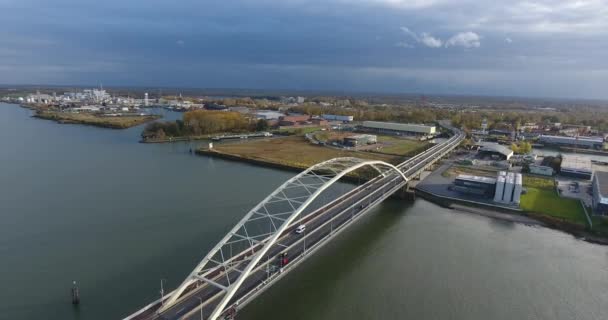 Εναέρια Θέα Της Γέφυρας Πάνω Από Ποτάμι Ντόρντρεχτ Ολλανδία — Αρχείο Βίντεο