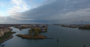 Dordrecht nehri havadan görünümü, küçük adada sonbahar sezonu ağaçları, Hollanda