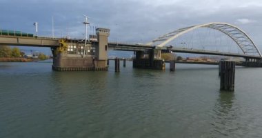 Köprünün nehir üzerindeki havadan görünümü, Dordrecht, Hollanda