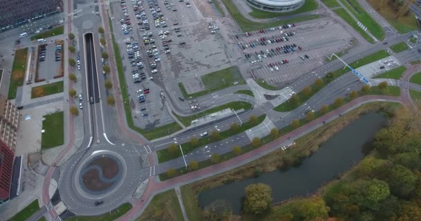 Χώρος Στάθμευσης Αυτοκινήτων Γύρω Από Τον Κυκλικό Κόμβο Εναέρια Θέα — Αρχείο Βίντεο