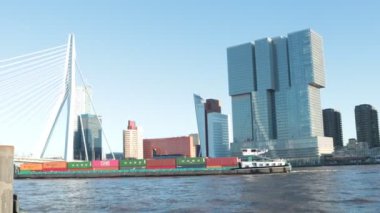 Büyük otel binaları ve nehir çevresinde Erasmus köprüsü, Rotterdam merkezi, Hollanda, turistik mimari alan