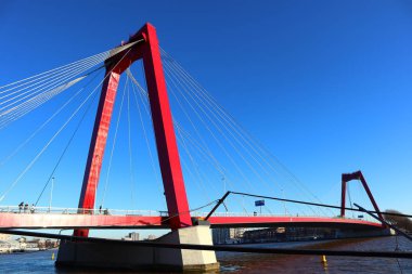 Kırmızı direkli Willems Köprüsü, Rotterdam, Hollanda