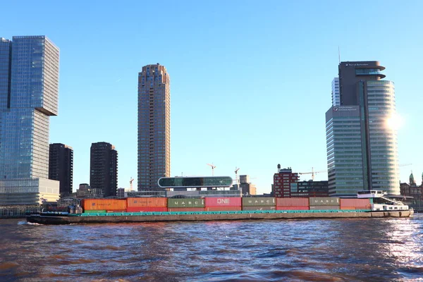 Nehir Rotterdam Erasmus Köprü Alanı Hollanda Yelken Konteyner Ile Nakliye — Stok fotoğraf