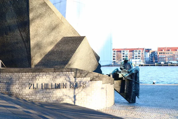 国家商船纪念碑 以纪念第二次世界大战期间从荷兰鹿特丹中心 齐伊希尔登考斯 在海上遇难的遇难者 — 图库照片