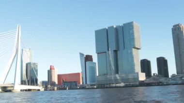Büyük otel binaları ve nehir çevresinde Erasmus köprüsü, Rotterdam merkezi, Hollanda, turistik mimari alan