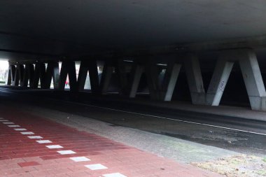 Köprünün altındaki sokak, Zwinjdrecht, Hollanda