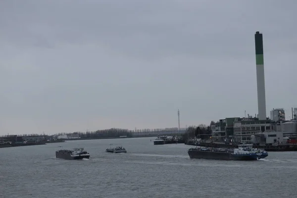 nehir, dordrecht, hollanda üzerinde nakliye tekneleri