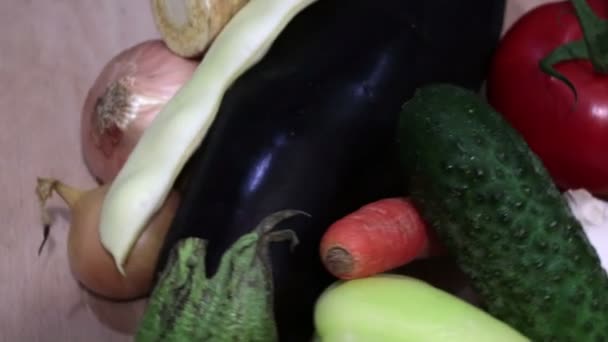 Grupp Färska Grönsaker Spinning Träbordet Närbild — Stockvideo