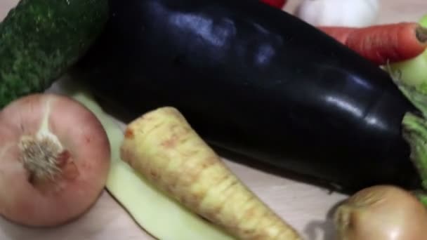 Gruppe Frisches Gemüse Das Sich Auf Dem Holztisch Dreht Aus — Stockvideo