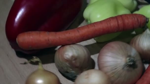 Ομάδα Φρέσκων Λαχανικών Που Περιστρέφονται Στο Ξύλινο Τραπέζι Κοντινό — Αρχείο Βίντεο
