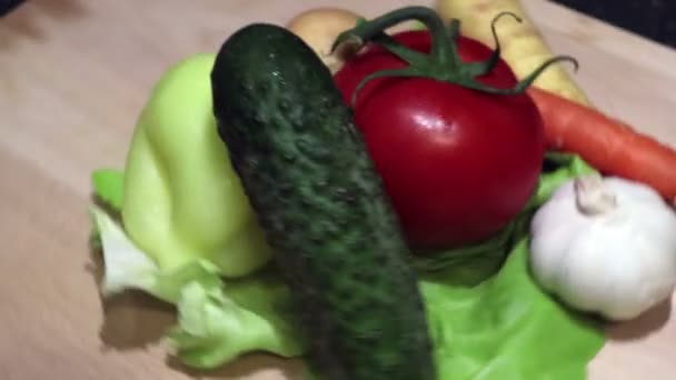 木製のテーブルの上で回転する新鮮な野菜のグループ クローズアップ — ストック動画