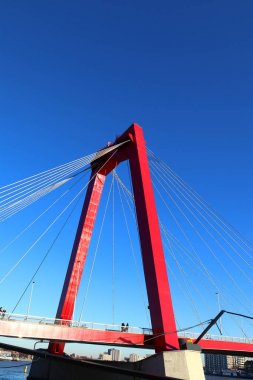 Kırmızı direkli Willems Köprüsü, Rotterdam, Hollanda