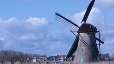 Kinderdijk, gökyüzü ve bulutlar, tarihi seyahat fotoğrafı ile güzel Hollanda manzara yel değirmeni