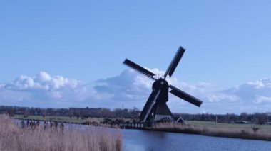 Kinderdijk, gökyüzü ve bulutlar, tarihi seyahat fotoğrafı ile güzel Hollanda manzara yel değirmeni