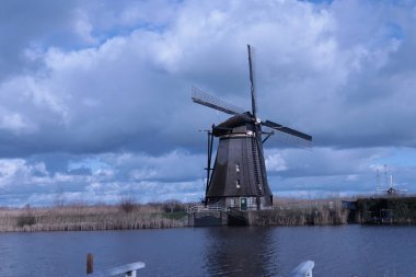 Kinderdijk, gökyüzü ve bulutlar, tarihi seyahat fotoğrafı ile güzel Hollanda manzara yel değirmeni
