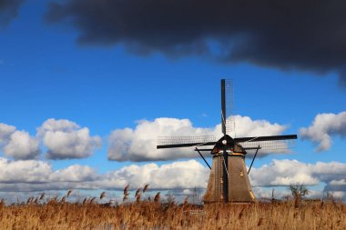 Kinderdijk, gökyüzü ve bulutlar, tarihi seyahat fotoğrafı ile güzel Hollanda manzara yel değirmeni