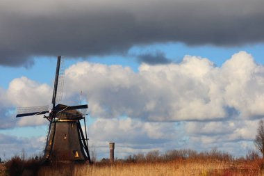 Kinderdijk, gökyüzü ve bulutlar, tarihi seyahat fotoğrafı ile güzel Hollanda manzara yel değirmeni