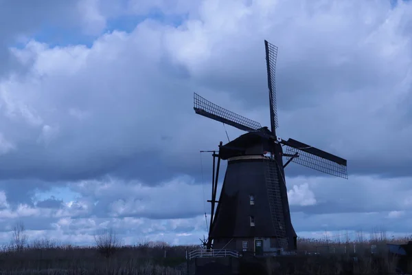 Szélmalom Kinderdijk Gyönyörű Holland Táj Felhők Történelmi Utazási Fotó — Stock Fotó