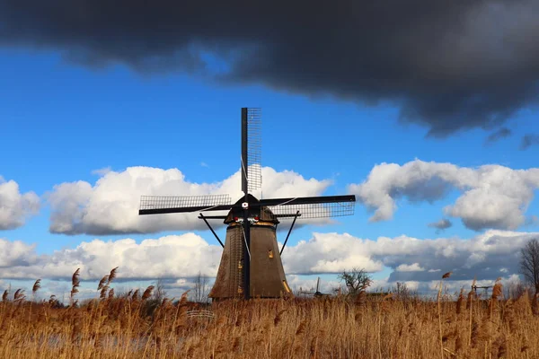 Moinho Vento Kinderdijk Paisagem Terras Baixas Bonita Com Céu Nuvens — Fotografia de Stock