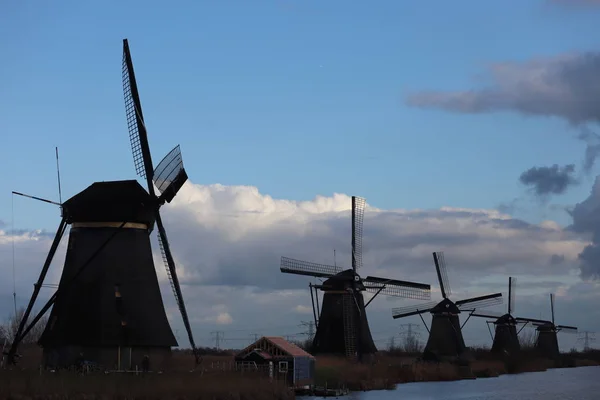 キンダーダイクの風車 空と雲と美しいオランダの風景 歴史的な旅行写真 — ストック写真