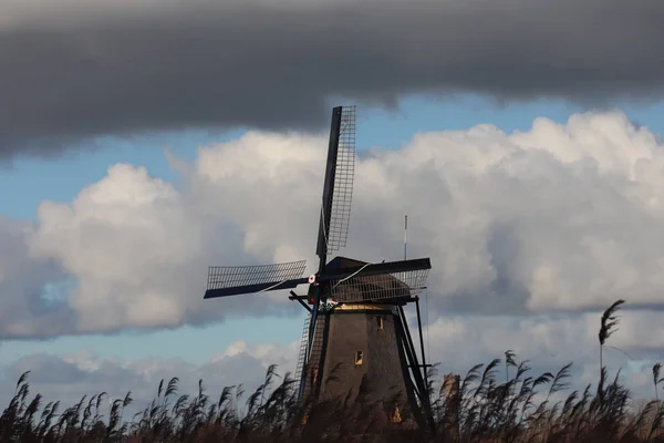 Větrný Mlýn Školky Nádherná Nizozemská Krajina Oblohou Mraky Historická Fotografie — Stock fotografie