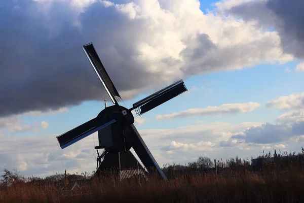 Kinderdijk, gökyüzü ve bulutlar, tarihi seyahat fotoğrafı ile güzel Hollanda manzara yel değirmeni