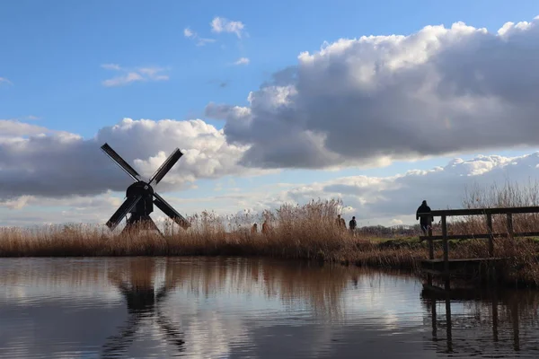 キンダーダイクの風車 空と雲と美しいオランダの風景 歴史的な旅行写真 — ストック写真