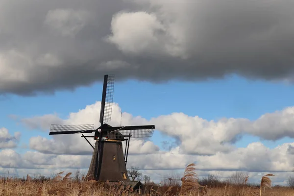 Szélmalom Kinderdijk Gyönyörű Holland Táj Felhők Történelmi Utazási Fotó — Stock Fotó