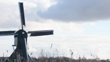 Kinderdijk, gökyüzü ve bulutlar, tarihi seyahat fotoğrafı ile güzel Hollanda manzara yel değirmeni