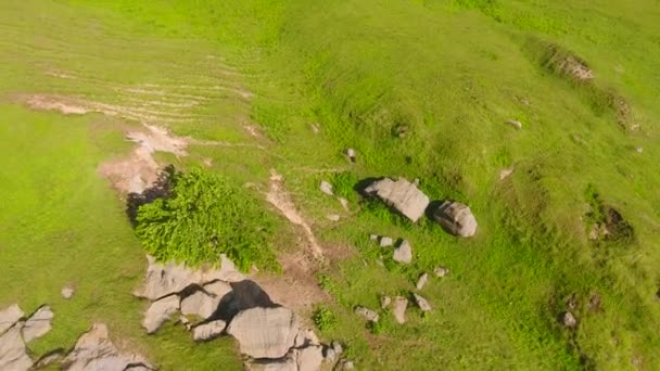 Vista Aérea Colina Zona Rural Las Piedras Naturales Montaña Hierba — Vídeo de stock