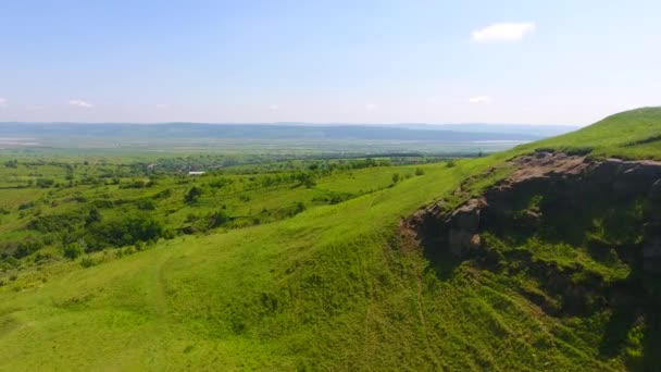Tepenin Havadan Görünümü Kırsal Alan Doğal Dağ Taşları Çim — Stok video