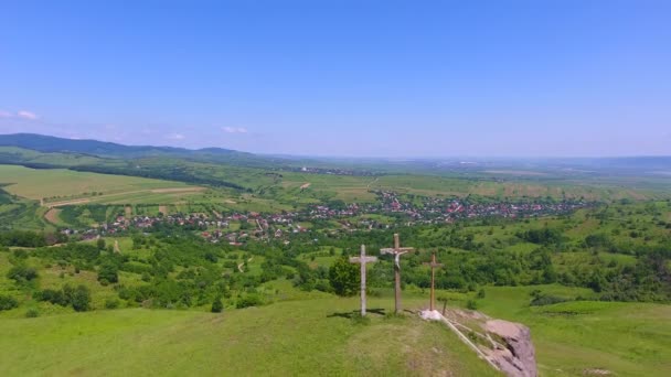 Kreuze Oben Auf Dem Hügel Landschaft Luftaufnahme — Stockvideo