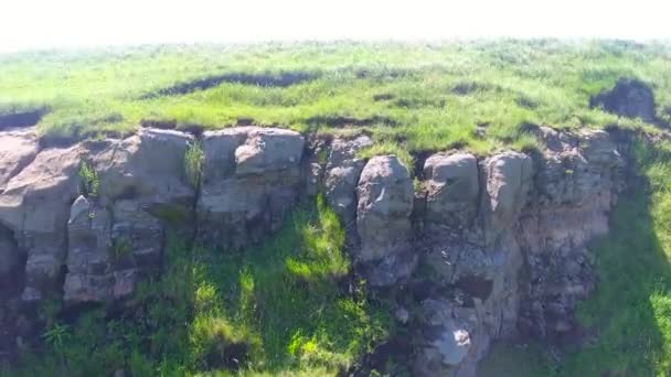 Luftaufnahme Von Hügel Landschaft Natürlichen Bergsteinen Und Gras — Stockvideo