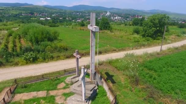 丘の上の十字架の航空写真 農業分野のある農村地域 — ストック動画