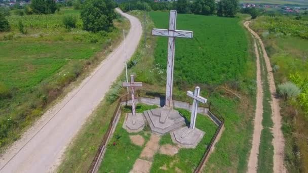 丘の上の十字架の航空写真 農業分野のある農村地域 — ストック動画