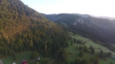 Anıtların havadan görünüşü, Kızıl Göl Bölgesi, Bicaz, Romanya, yaz mevsiminde sabah güneşi
