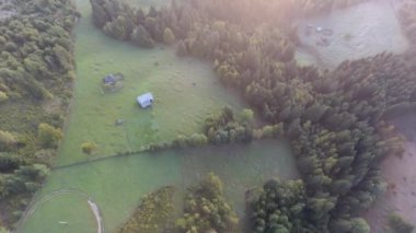 Anıtların havadan görünüşü, Kızıl Göl Bölgesi, Bicaz, Romanya, yaz mevsiminde sabah güneşi