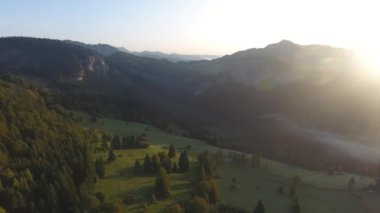 Anıtların havadan görünüşü, Kızıl Göl Bölgesi, Bicaz, Romanya, yaz mevsiminde sabah güneşi