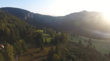 Anıtların havadan görünüşü, Kızıl Göl Bölgesi, Bicaz, Romanya, yaz mevsiminde sabah güneşi