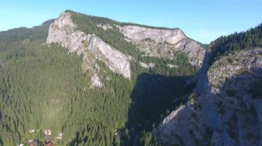 Anıtların havadan görünüşü, Kızıl Göl Bölgesi, Bicaz, Romanya, yaz mevsimi