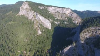 Anıtların havadan görünüşü, Kızıl Göl Bölgesi, Bicaz, Romanya, yaz mevsimi