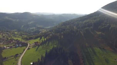Anıtların havadan görünüşü, Kızıl Göl Bölgesi, Bicaz, Romanya, yaz mevsiminde sabah güneşi